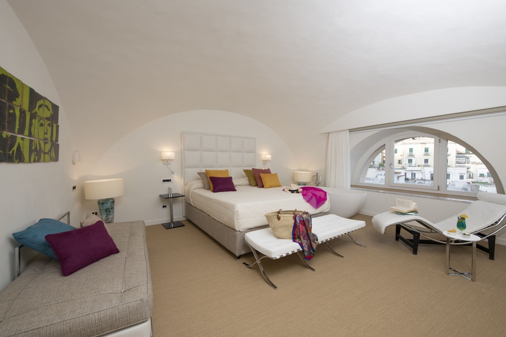 Deluxe Double Room, Bathtub, City View - Photo 4