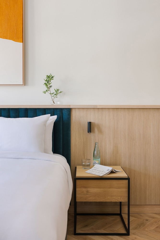 Studio, 1 King Bed, City View photo 3