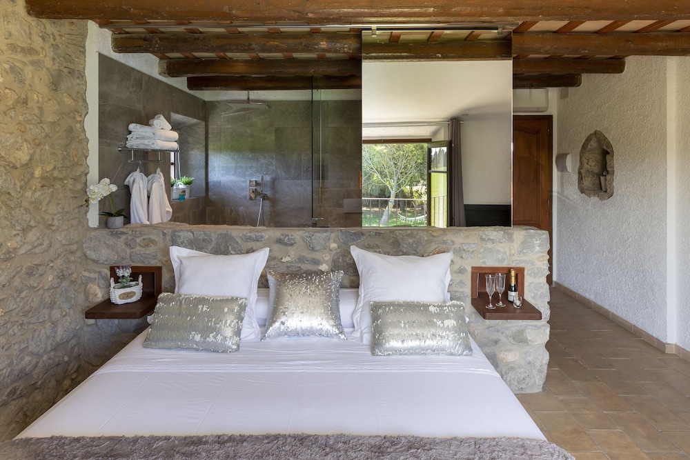 Deluxe Suite, 1 Queen Bed, Pool View (Perla), photo 6