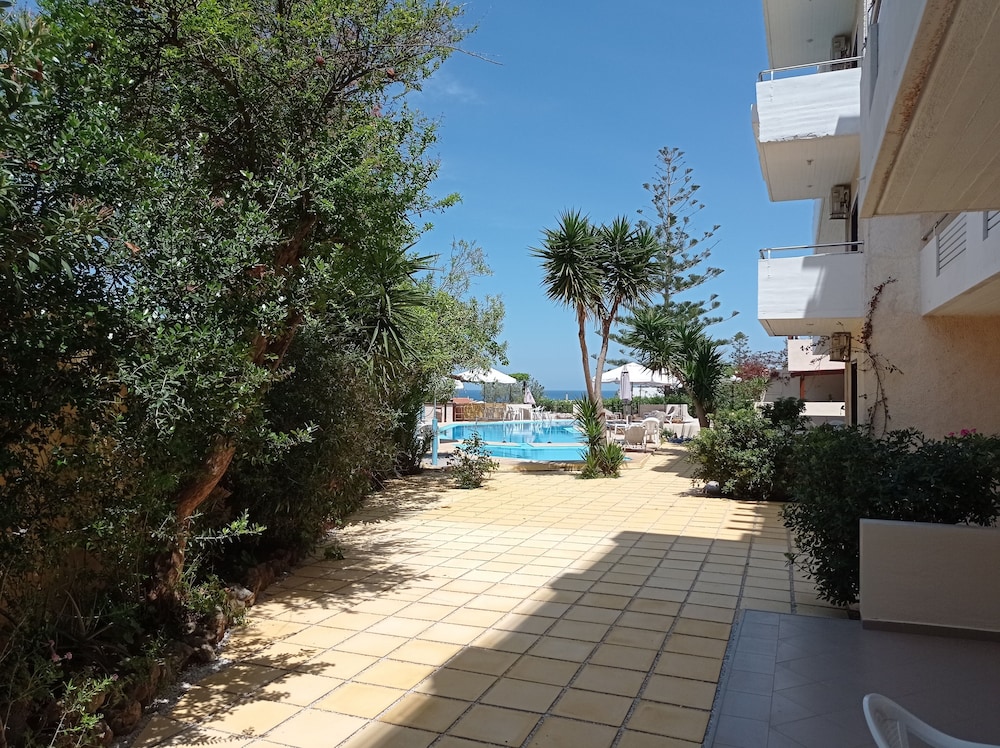 Room, Pool View (Quintuple)