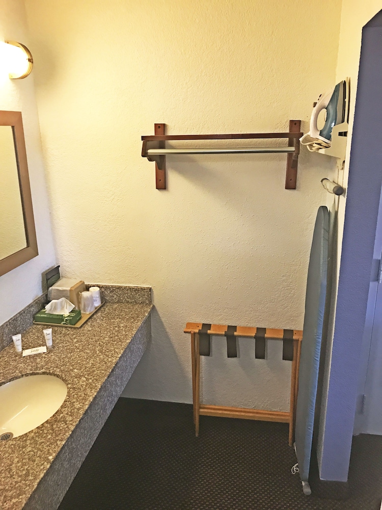 Room, 1 King Bed, Accessible - Photo 4