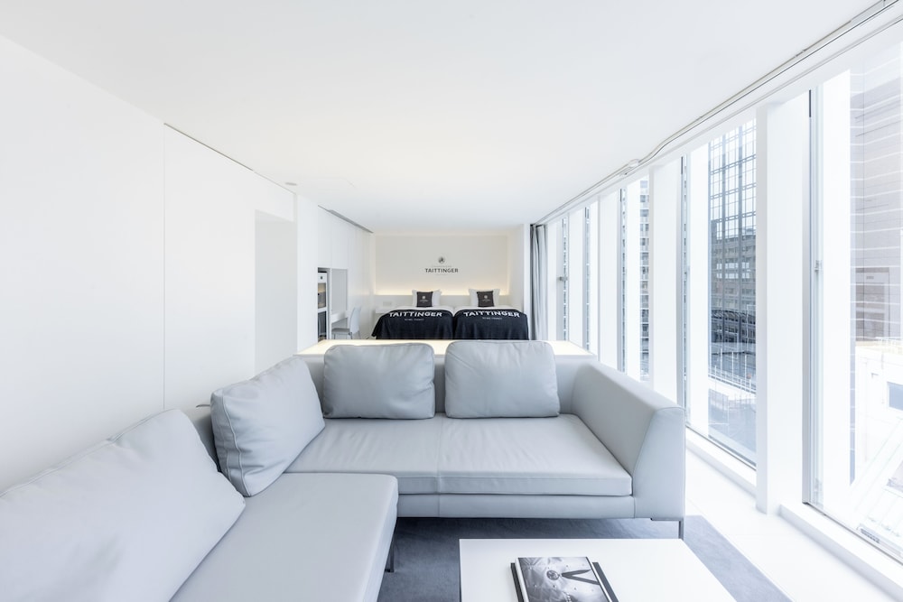 Upper Floor Deluxe Twin Room, Non Smoking (11F-13F) thumbnail 5