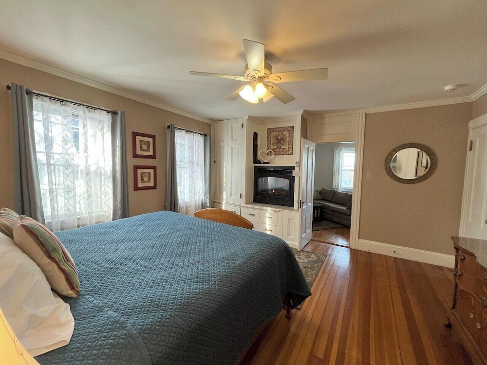 Deluxe Suite, 1 King Bed, Ocean View photo 3