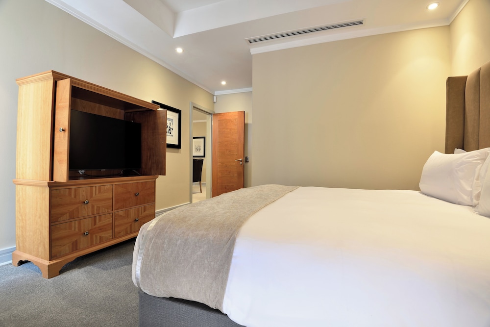Executive Suite, 1 Bedroom - Photo 1