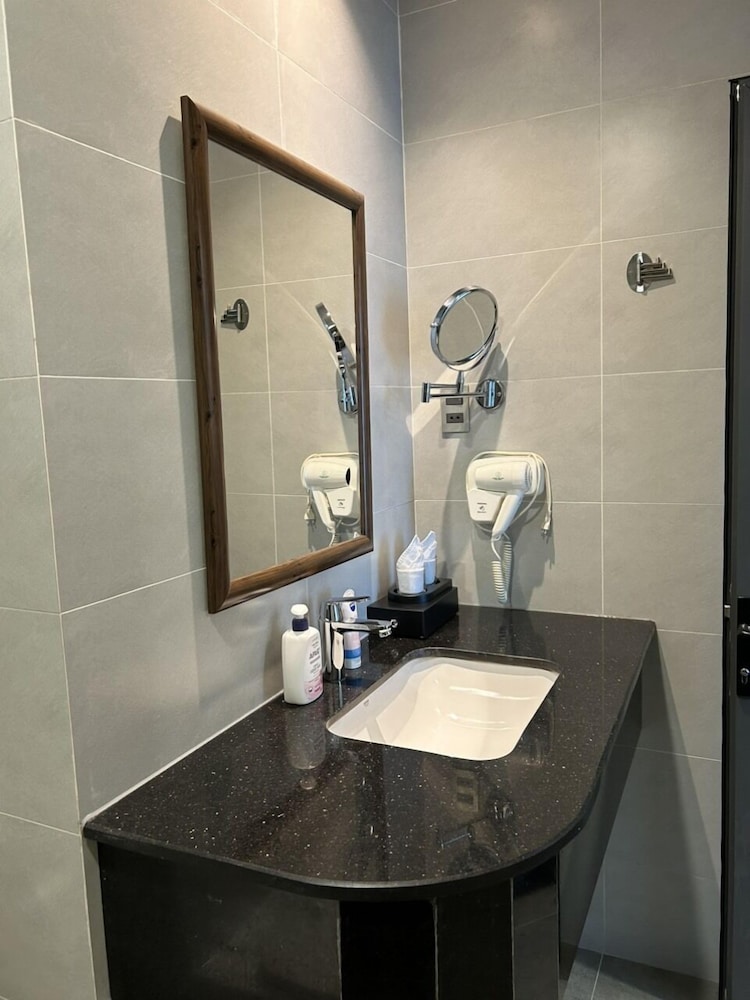 Deluxe Room - Photo 11