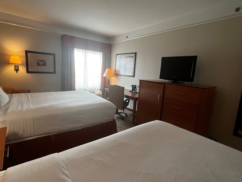 Room, 2 Queen Beds, Accessible, Non Smoking (Roll-In Shower) - Photo 2
