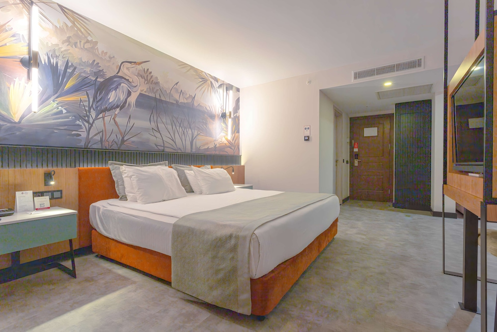 Deluxe Suite, 1 King Bed, Non Smoking, Microwave (with Single Sofabed) - Photo 7