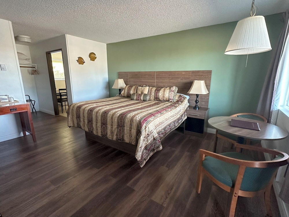 Deluxe Room, 1 King Bed, Kitchen photo 1