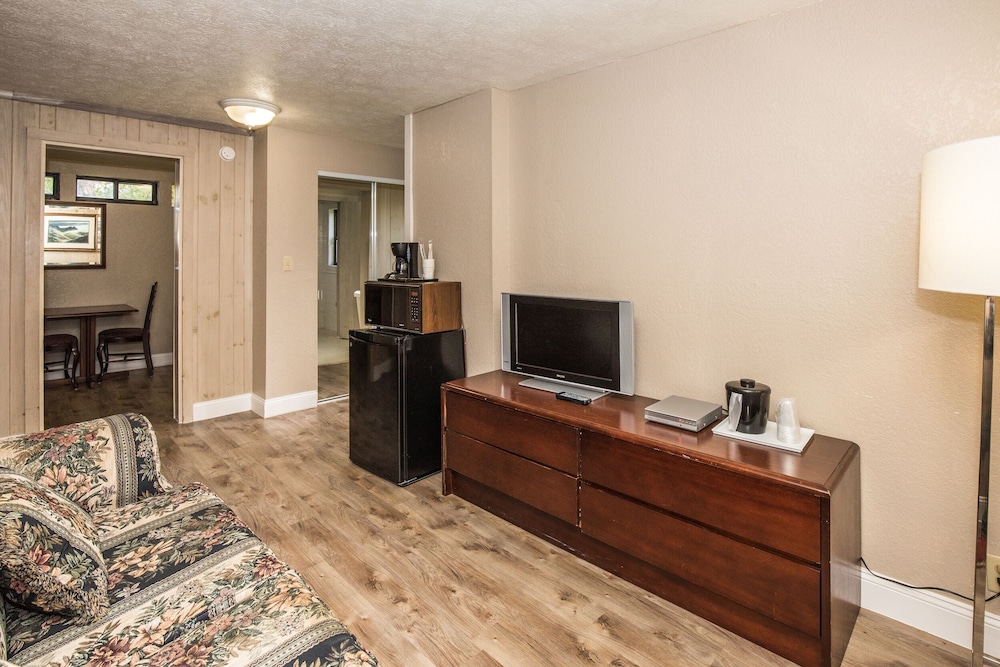 Deluxe Suite, 1 King Bed, Non Smoking photo 3