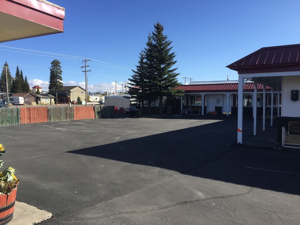 Motel, MT. Washburn (110) - Queen, Full, Private Bath, Shower, TV, MW, F, No Roll-away photo 2