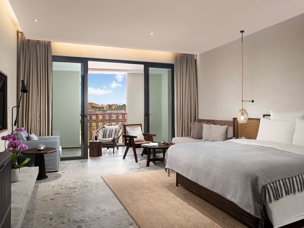 Deluxe King Bed Room - Photo 4