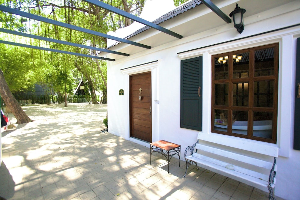Honeymoon Suite with Bathtub - Photo 14