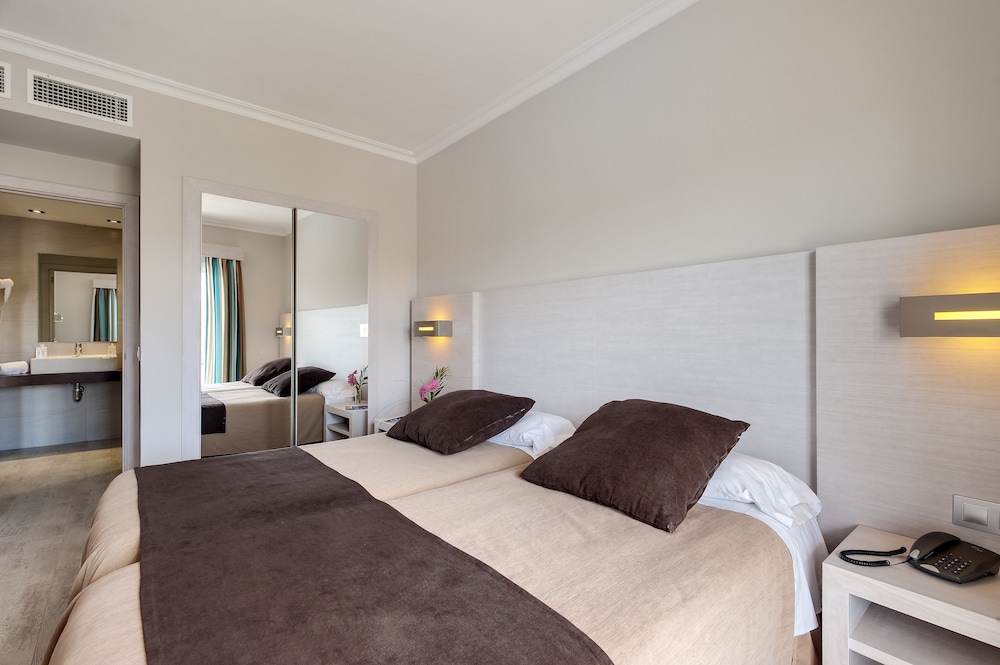 One Bedroom Apartment Pool View - Photo 5