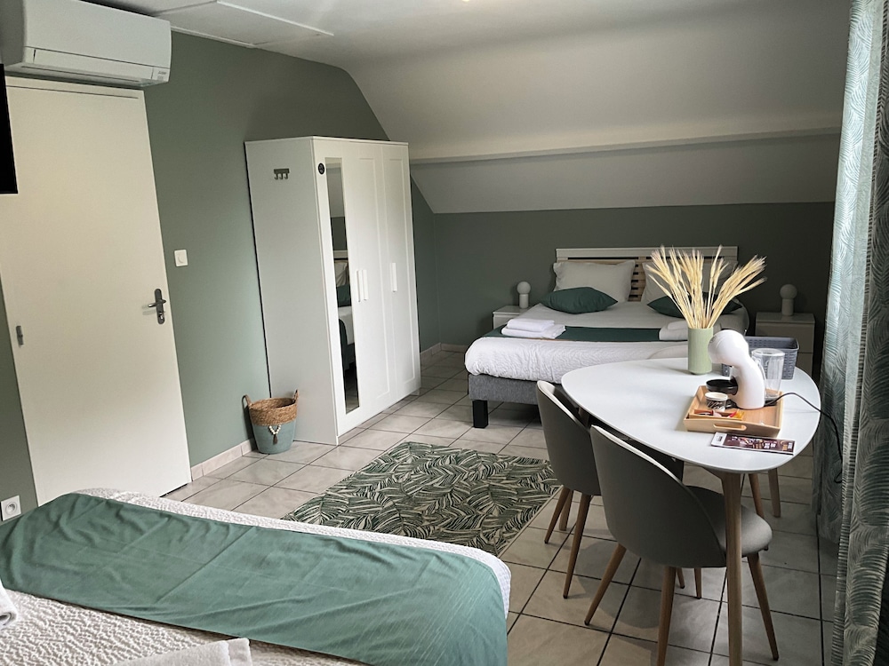 Family Quadruple Room, Pool View photo 1