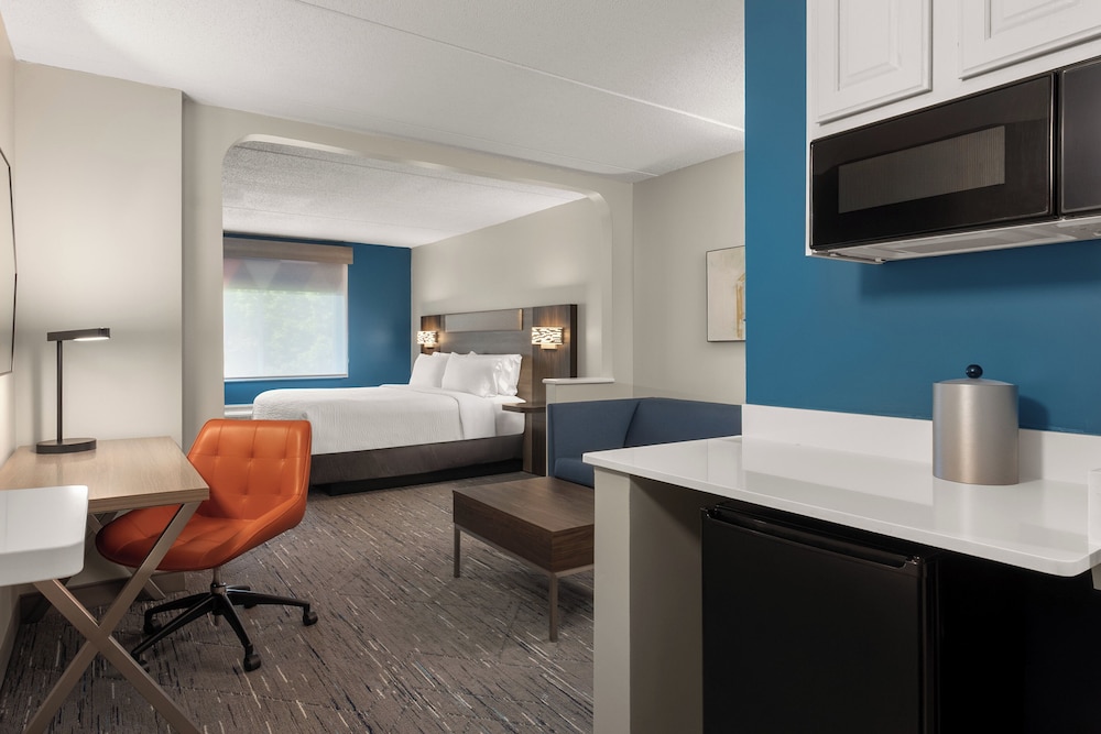 Standard Room, 1 King Bed, Jetted Tub photo 3