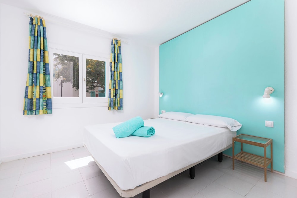 Room, 1 Bedroom, Poolside - Photo 2