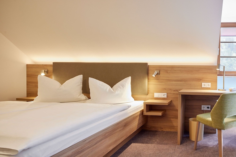Comfort Double Room, 1 Queen Bed, Non Smoking, Park View photo 2