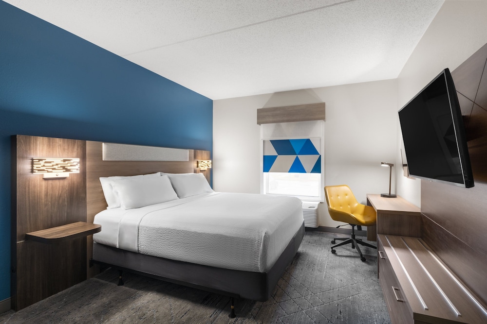 Standard Room, 1 King Bed, Accessible (Mobility, Accessible Tub) - Photo 1