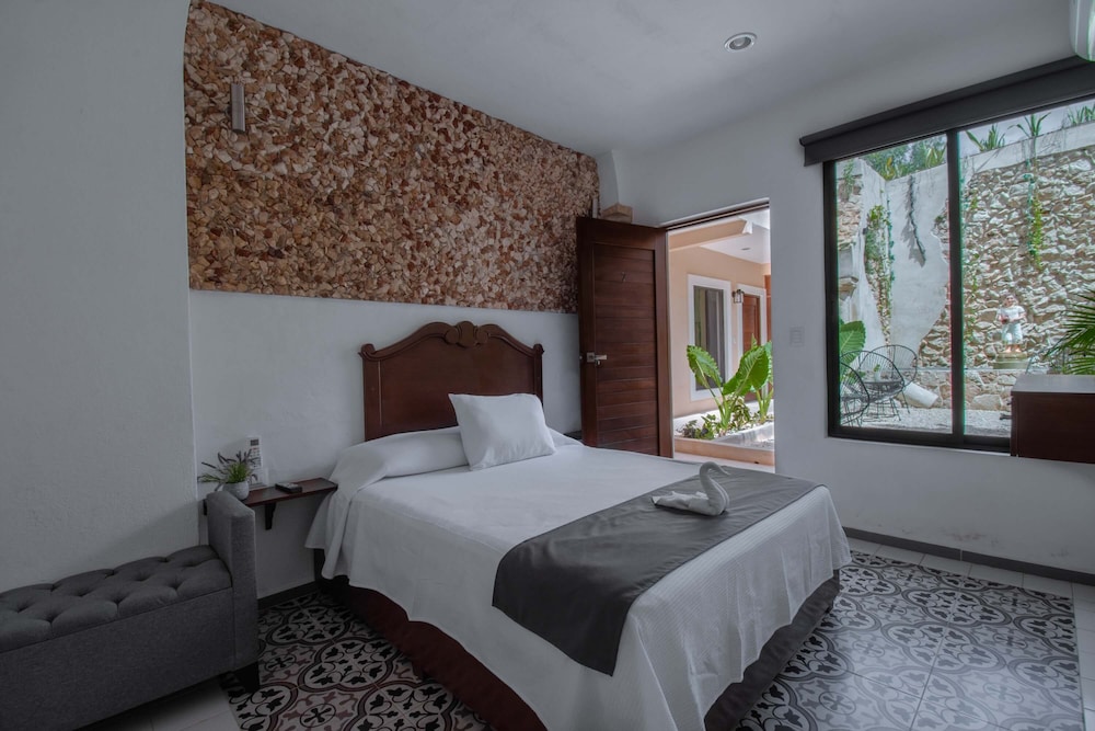 Deluxe Room, 1 Queen Bed, Private Bathroom, City View photo 1