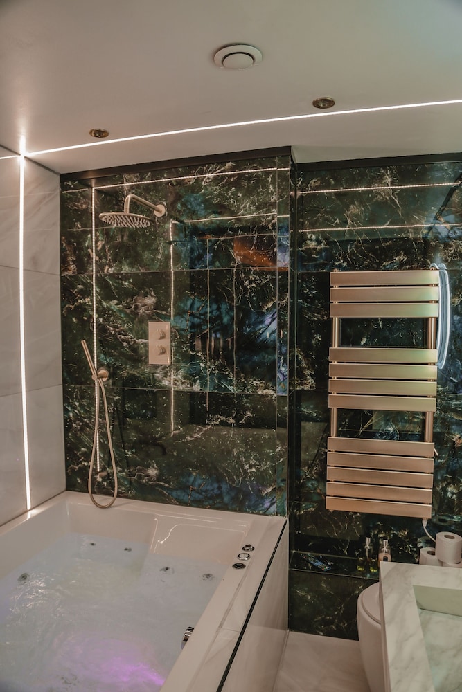 Apartment, Hot Tub - Photo 6