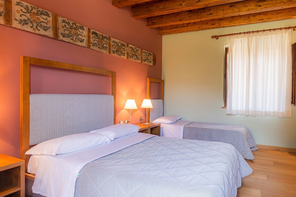 Standard Triple Room, Multiple Beds, Non Smoking, Courtyard View photo 1