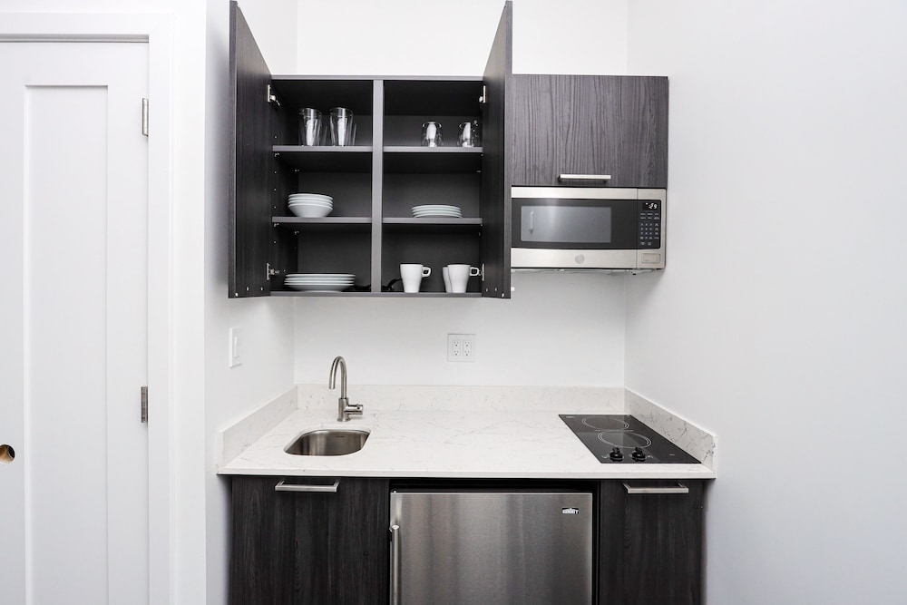 Basic Studio (1st Floor - Unit #103) photo 3