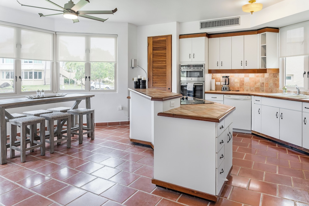 Superior Villa, Kitchen, Pool View photo 3