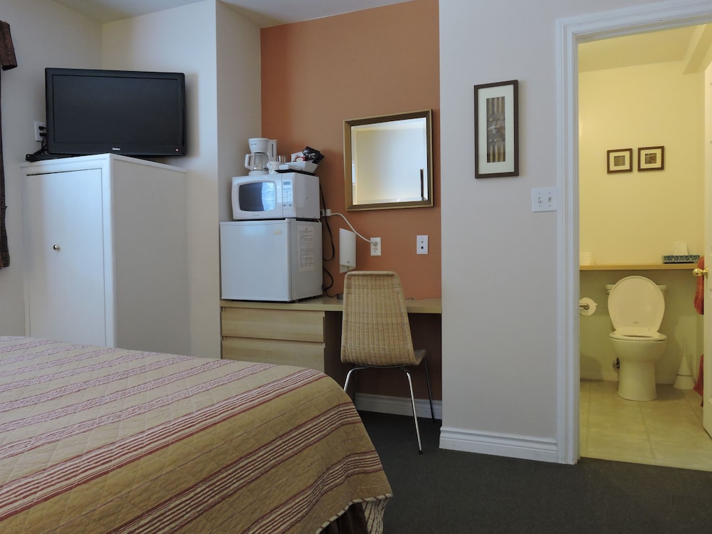 Standard Room, 1 Queen Bed photo 3