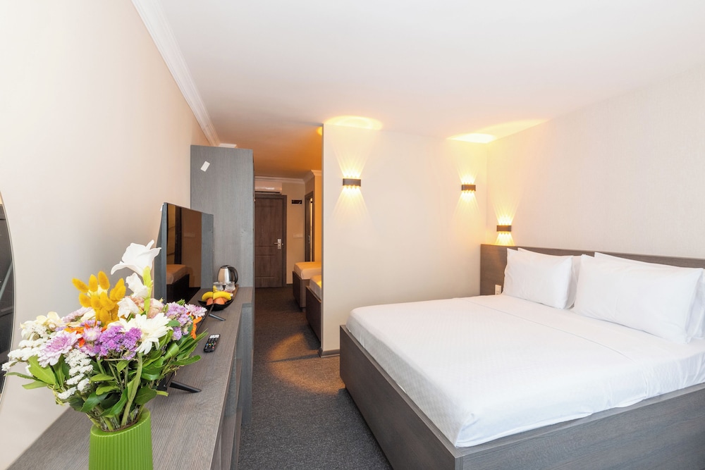 Standard Quadruple Room, City View photo 1
