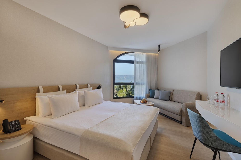 Deluxe Double or Twin Room, Lake View photo 1