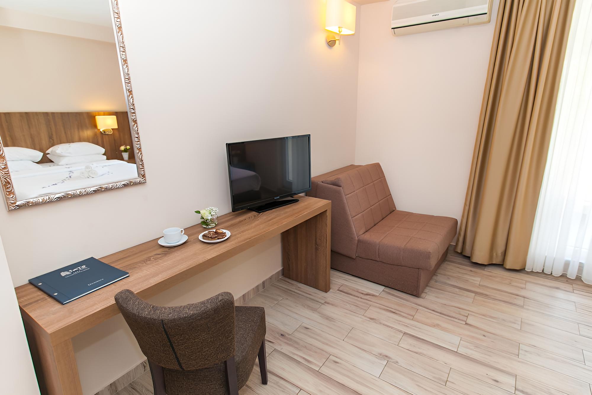 Superior Double Room, 1 Double Bed with Sofa bed, Balcony, Mountain View photo 3
