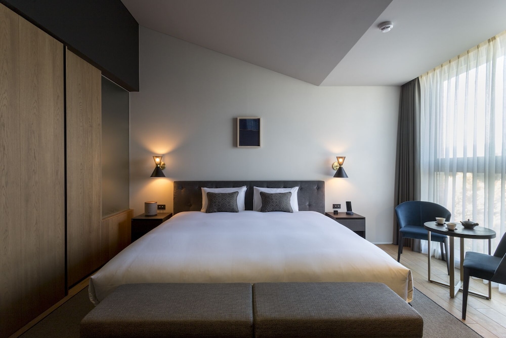 Deluxe King Room - Photo 5