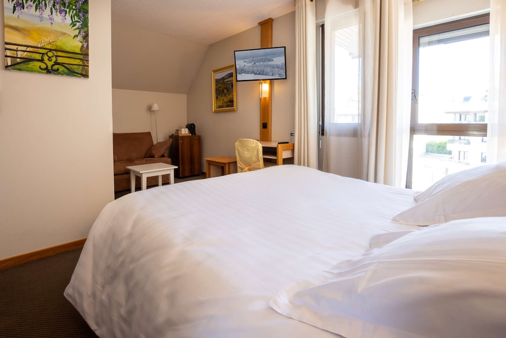 Junior Suite, 1 Queen Bed, Non Smoking (Living Room;with Sofabed) photo 3