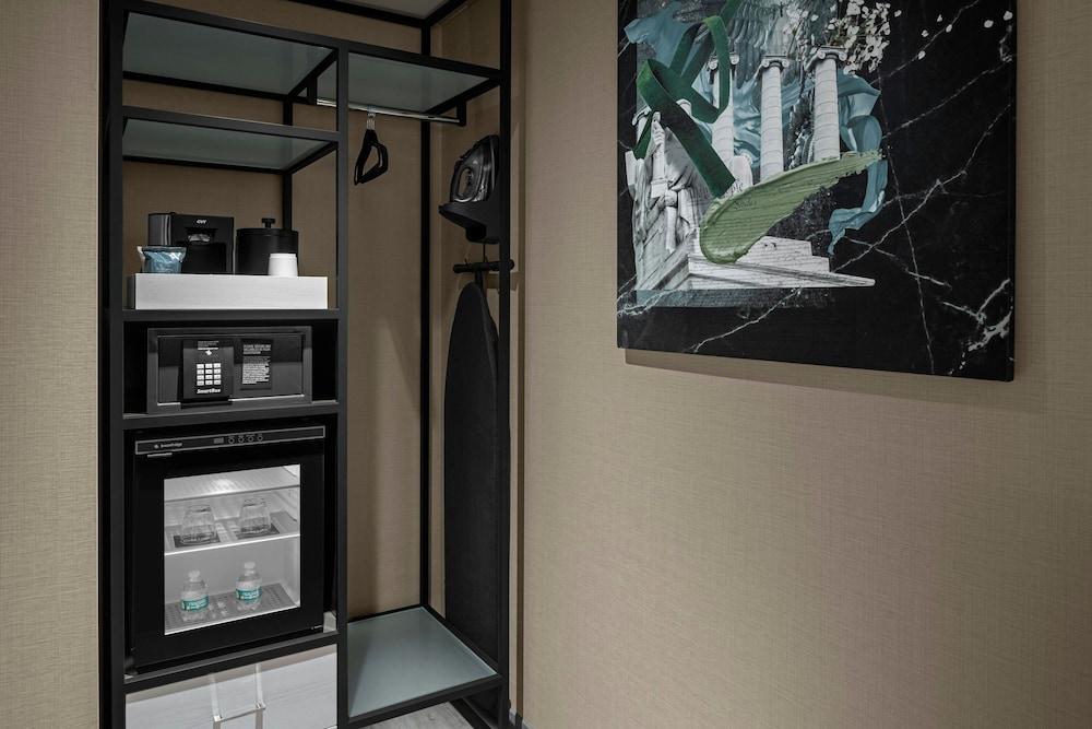 Room, 1 King Bed, Balcony (Mobility Accessible, Roll-in Shower)