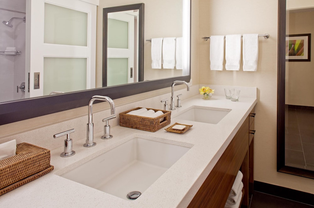 Room, 1 King Bed, Accessible, Resort View (Palace, Roll-In Shower) thumbnail 6
