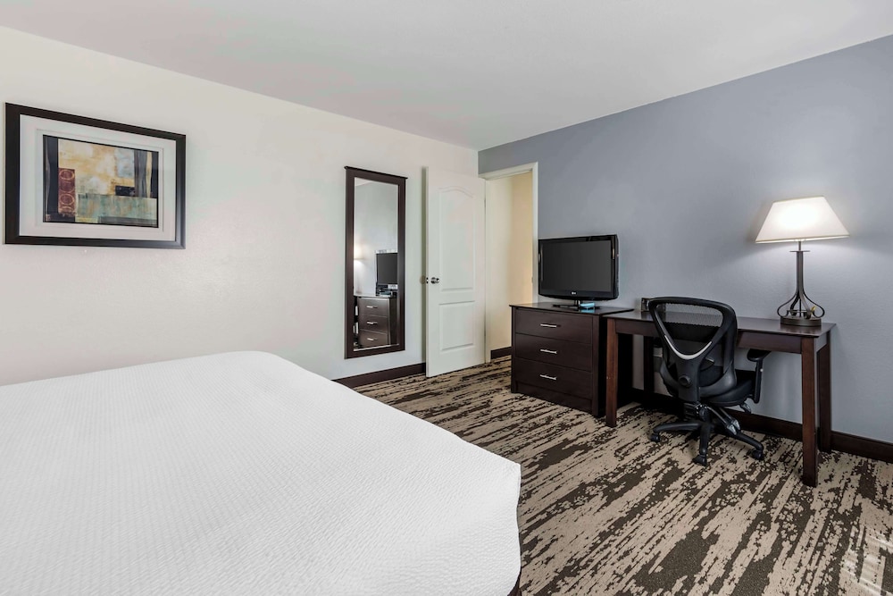 Suite, 2 Queen Beds, Non Smoking, Patio (With Sofabed) - Photo 5