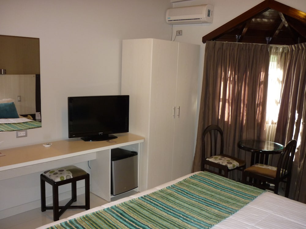 Standard Room, 1 Queen Bed photo 3
