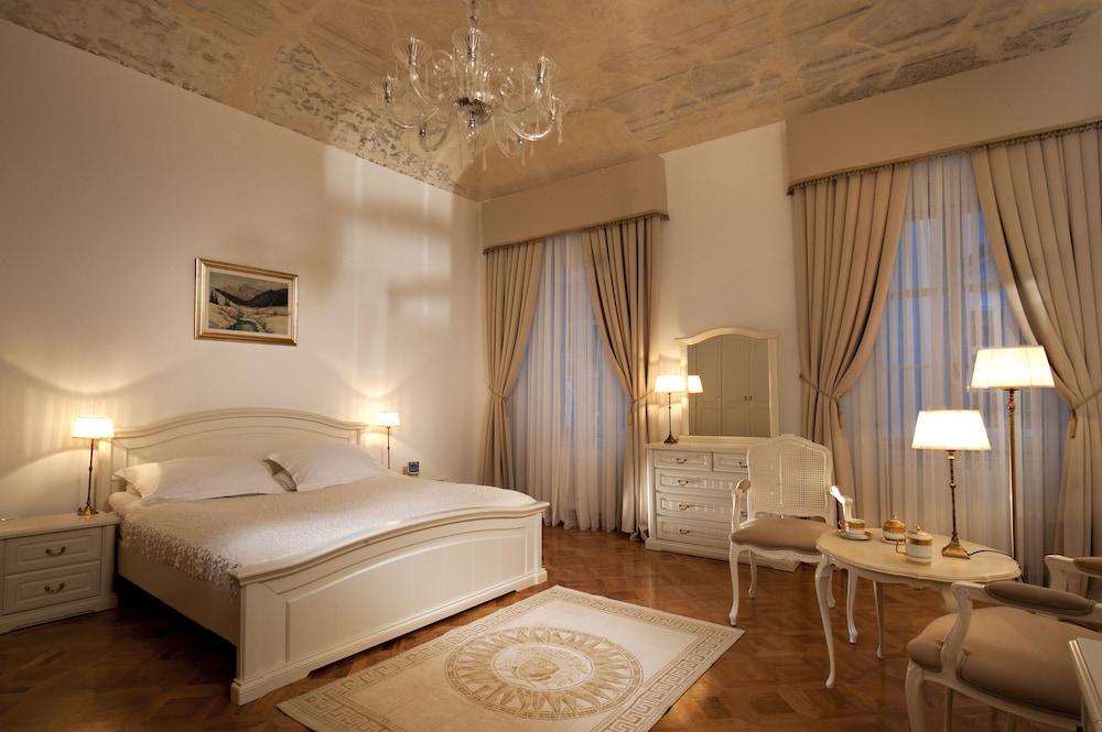 Executive Suite, Courtyard View