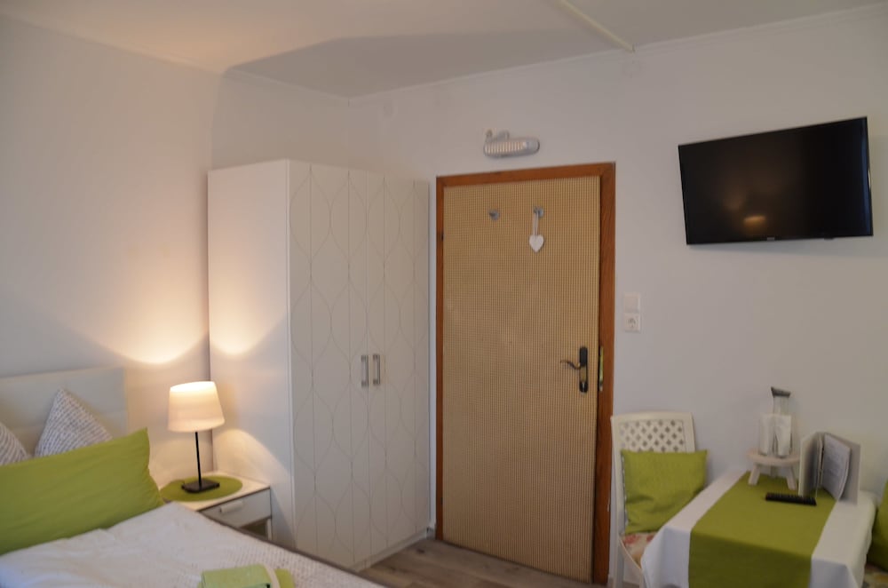 Comfort Double Room, 1 Bedroom, Garden View (Green/Grey Nr 4) photo 3