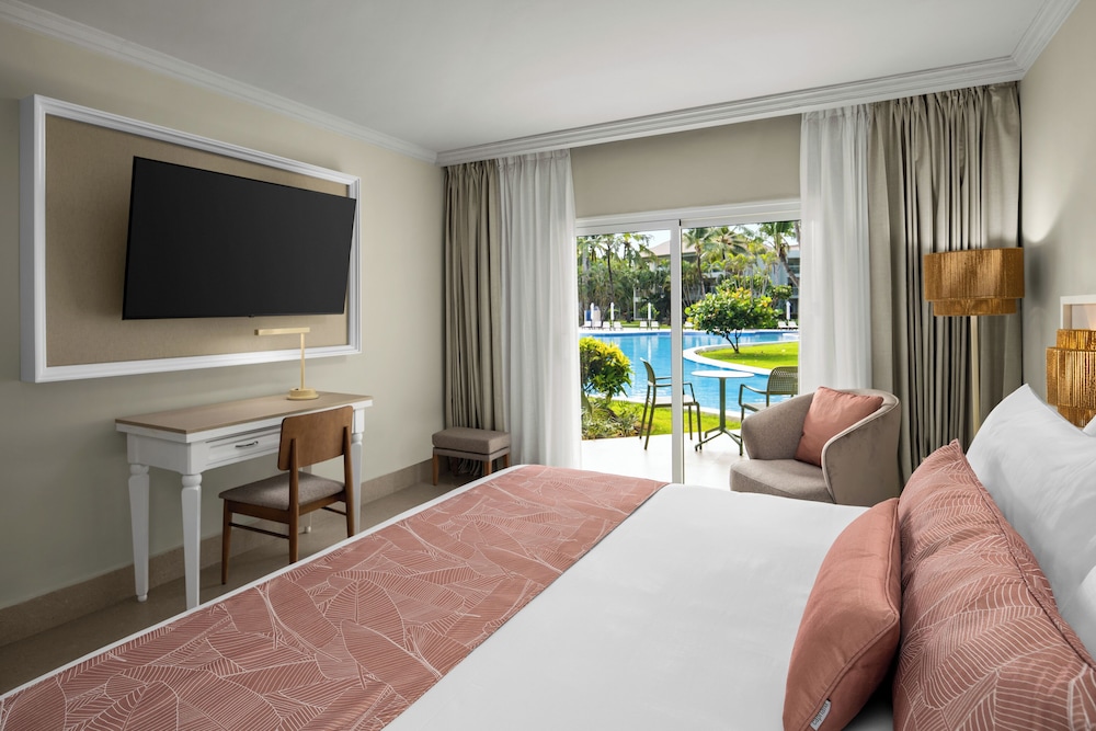 Standard Room, 1 King Bed (tropical View | Pool Walk Out)