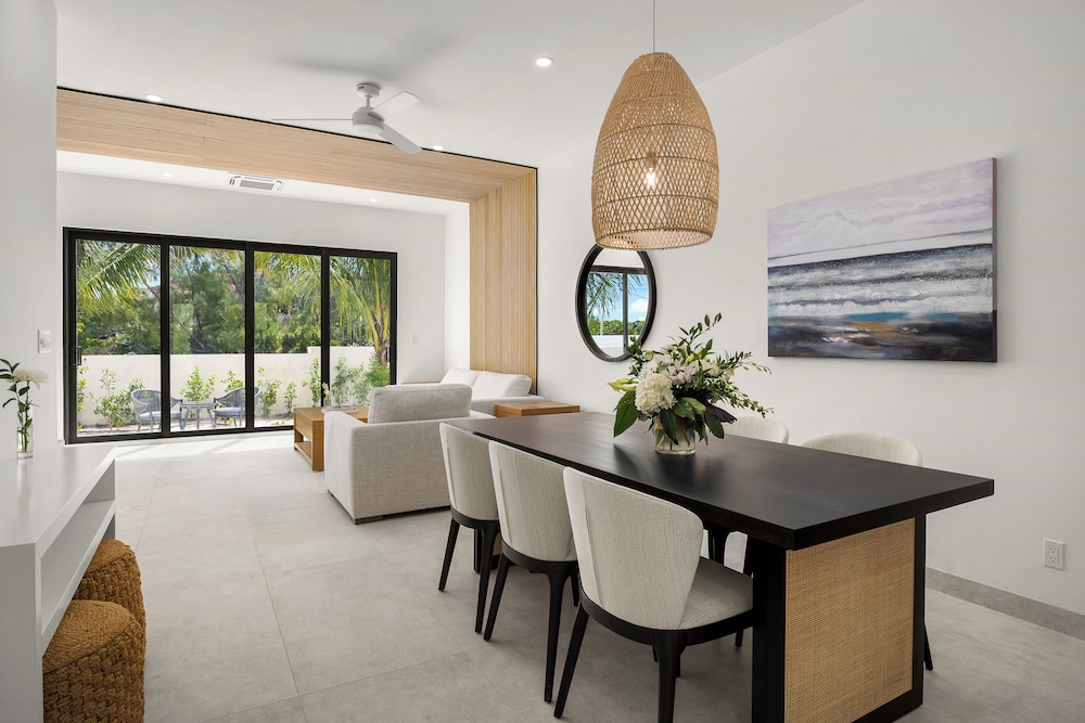 Luxury Townhome, Balcony, Pool View photo 3