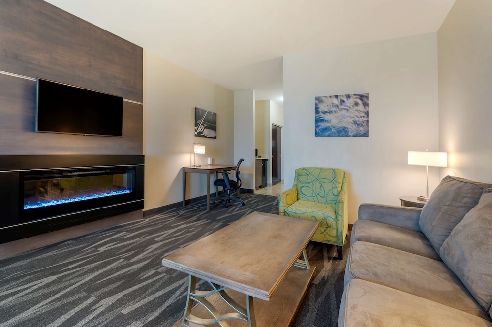 Suite, 1 King Bed, Non Smoking, Jetted Tub photo 3