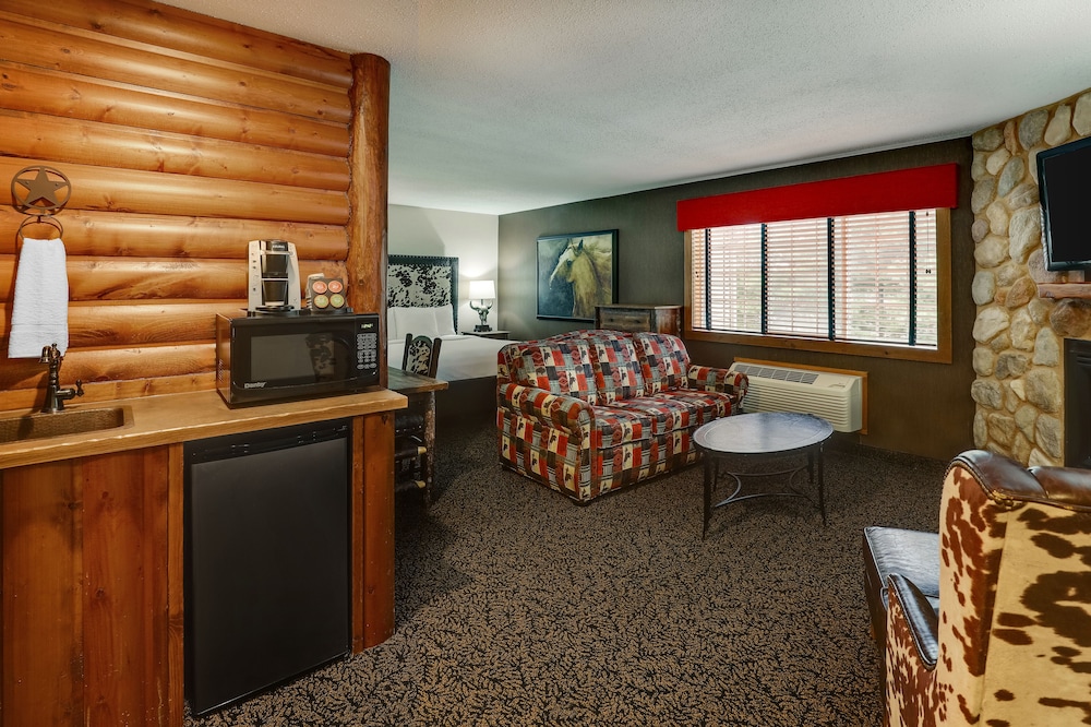 Theme Suite with Fireplace photo 2