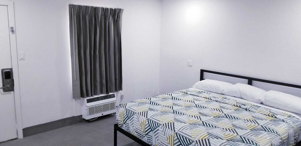 Standard Room, 1 King Bed, Non Smoking - Photo 10
