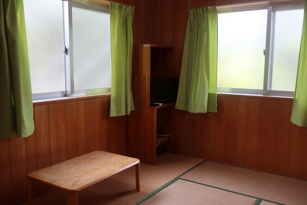 Annex 101: Japanese-style room with mini-kitchen, 6 tatami mats (shared toilet and shower)