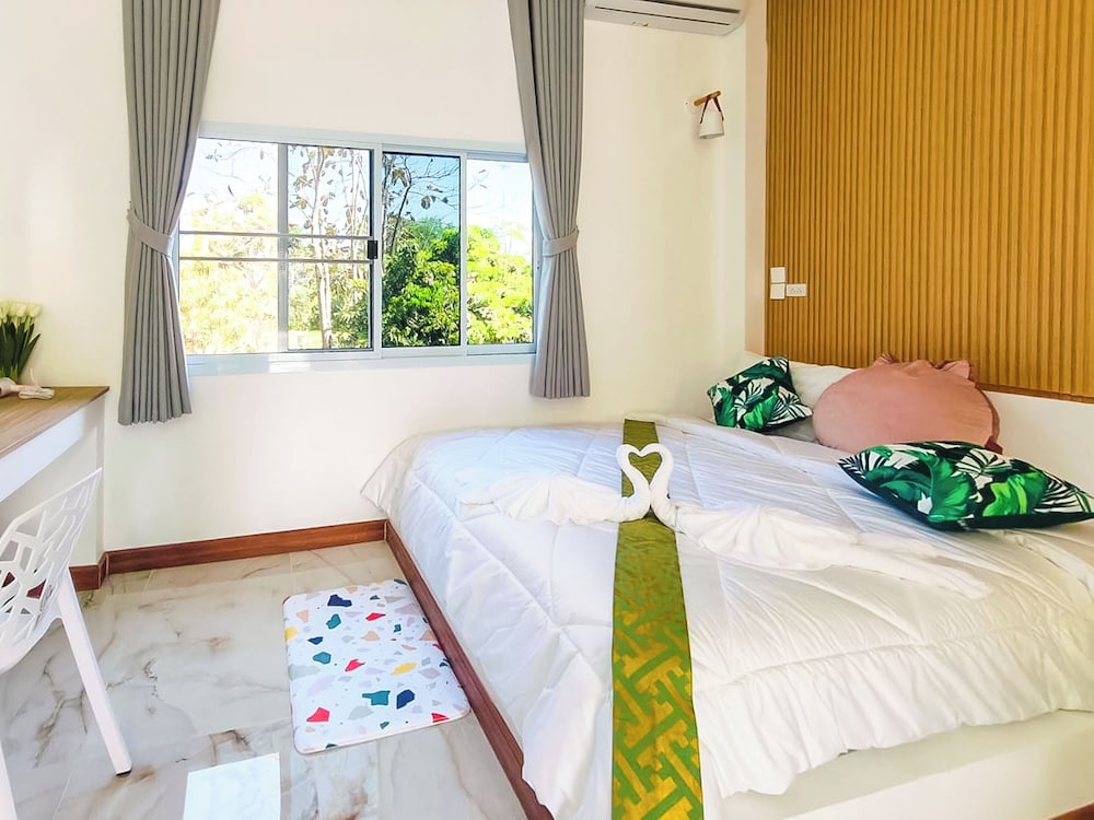 Deluxe Room, Pool View - Photo 2