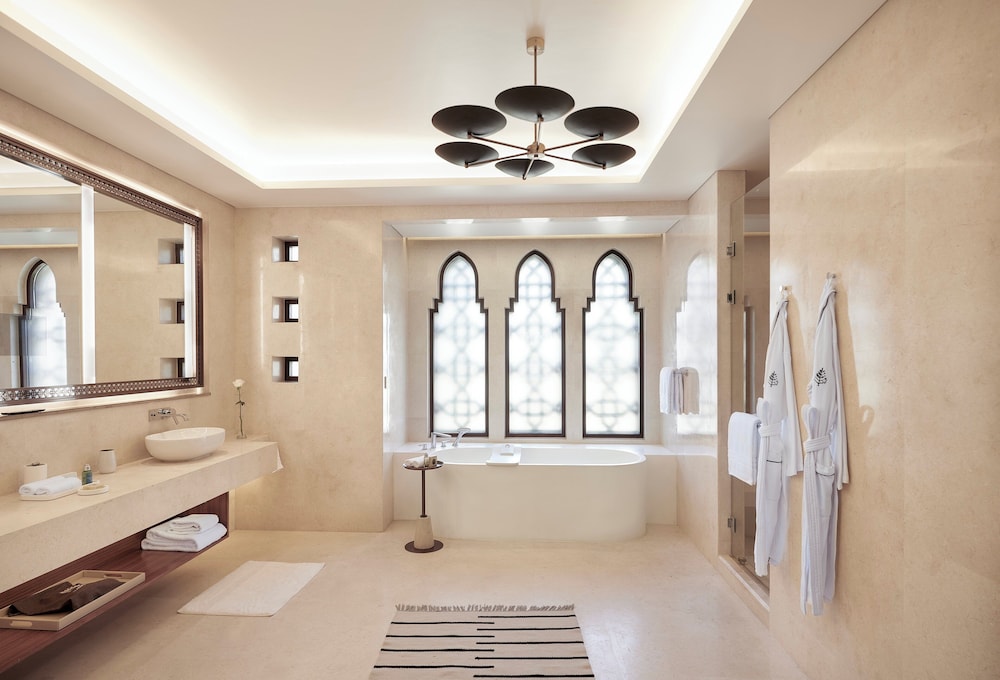 Premier Suite (King) - Photo 7