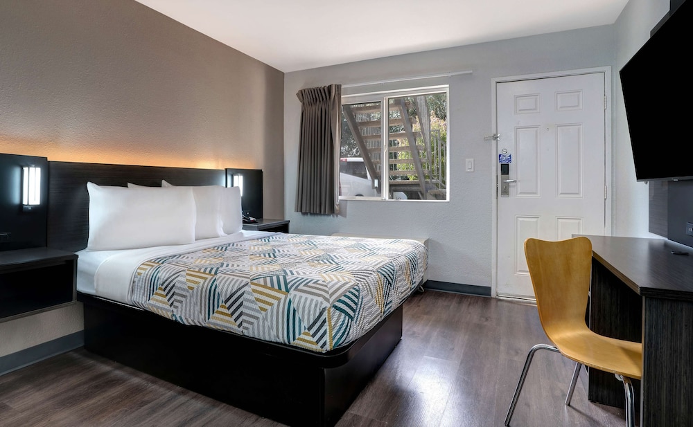 Deluxe Room, 1 Queen Bed, Non Smoking, Refrigerator photo 1