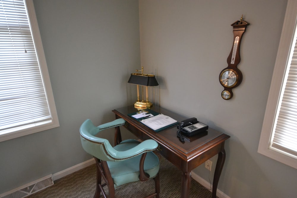 Standard Apt, 2 Queen Beds w Sofa bed,Fireplace,Jetted Tub(No staircase, steps-no wheelchair access) photo 1