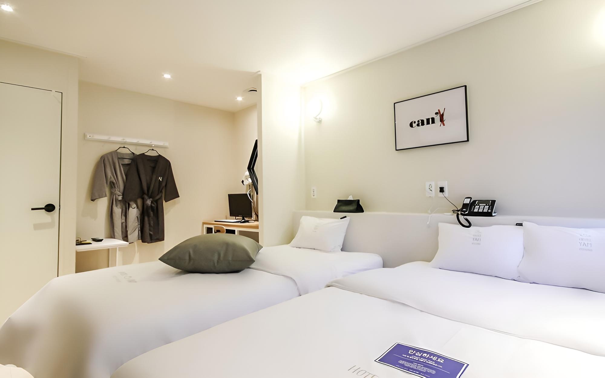 Room (Yeongdeok Twin Room (Rooftop night vi)